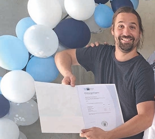 Matthias Zimmermann zeigt stolz das tolle Abschlusszeugnis. Matthias Zimmermann zeigt stolz das tolle Abschlusszeugnis.