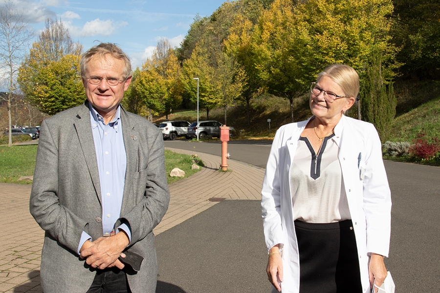 Armin Grau (Mitglied des Bundestages) und Ärztliche Direktorin Dr. Ute Dederichs-Masius stehen im Eingangsbereich der Drei-Burgen-Klinik Armin Grau (Mitglied des Bundestages) und Ärztliche Direktorin Dr. Ute Dederichs-Masius stehen im Eingangsbereich der Drei-Burgen-Klinik