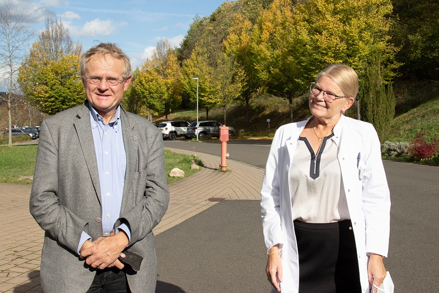 Armin Grau (Mitglied des Bundestages) und Ärztliche Direktorin Dr. Ute Dederichs-Masius stehen im Eingangsbereich der Drei-Burgen-Klinik
