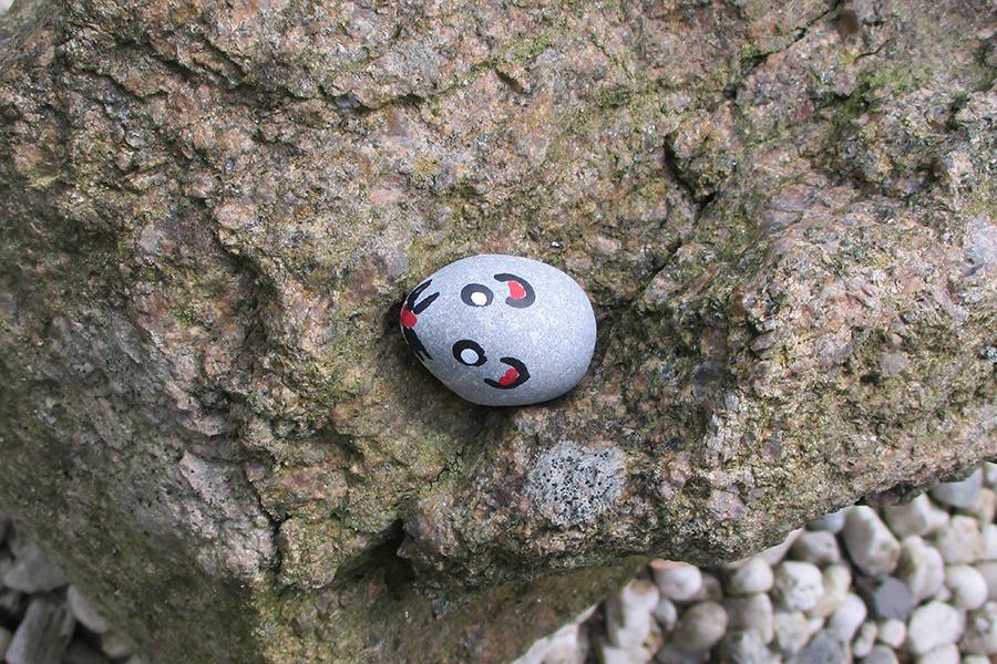 Ein grauer Stein, der als Maus bemalt wurde Ein grauer Stein, der als Maus bemalt wurde