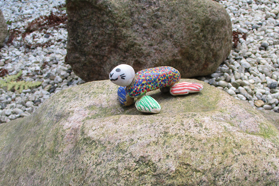 Eine Robbe, die aus Kieselsteinen zusammengesetzt wurde Eine Robbe, die aus Kieselsteinen zusammengesetzt wurde