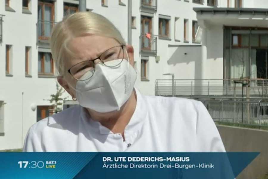 Dr. med. Ute Dederichs-Masius mit FFP2-Maske vor dem Klinikeingang