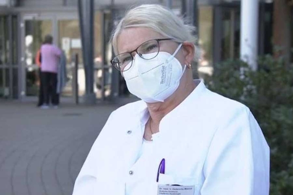Dr. med. Ute Dederichs-Masius mit FFP2-Maske vor dem Klinikeingang