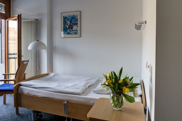 Bett, Nachttisch und Stuhl Bett, Nachttisch und Stuhl
