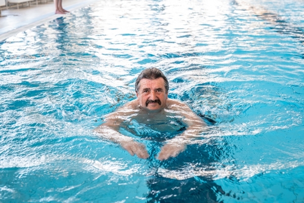 Patient im Schwimmbad Patient im Schwimmbad