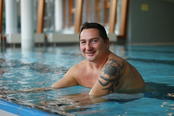 Mann am Schwimmbeckenrand Mann am Schwimmbeckenrand