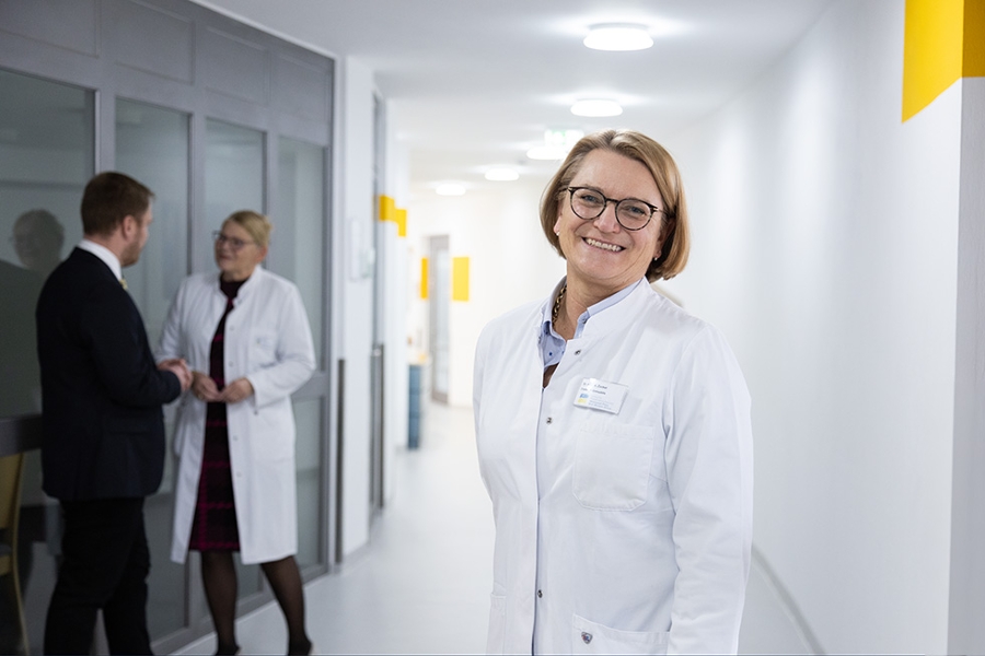 Porträt von Dr. med. Andrea Zucker, Chefärztin Orthopädie der Drei-Burgen-Klinik Porträt von Dr. med. Andrea Zucker, Chefärztin Orthopädie der Drei-Burgen-Klinik