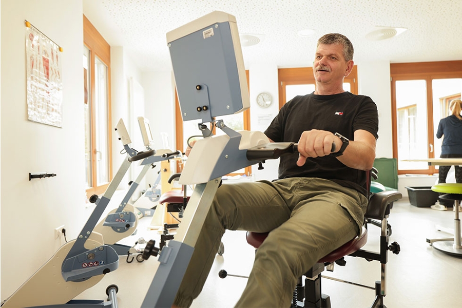 Matthias Christmann trainiert auf dem Ergometer Matthias Christmann trainiert auf dem Ergometer