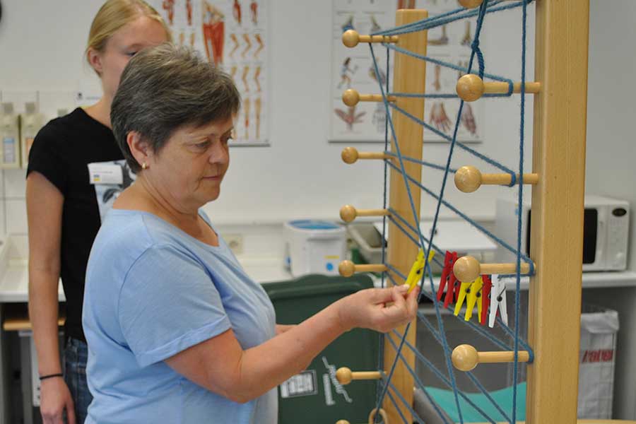 Patientin Valentina Wolf bei Übungen für die Greifkraft Patientin Valentina Wolf bei Übungen für die Greifkraft