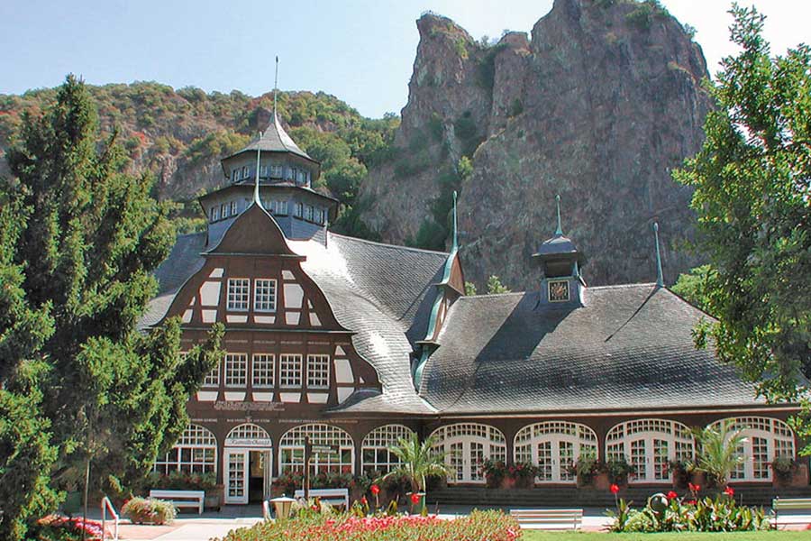 Fachwerkhaus mit Fels im Hintergrund Fachwerkhaus mit Fels im Hintergrund