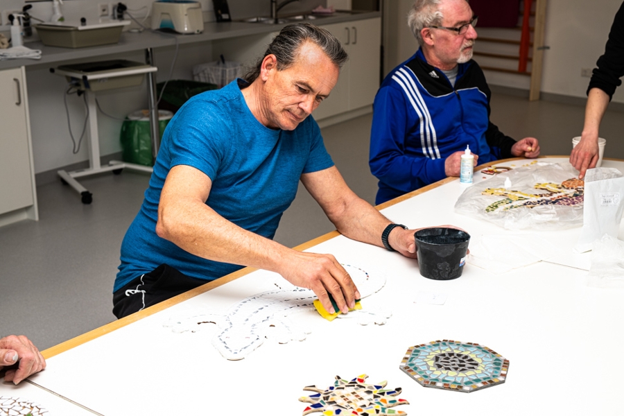 Patienten fertigen ein Mosaik