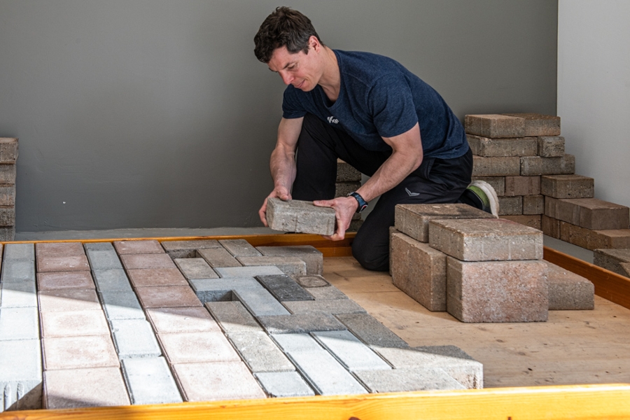 Patient verlegt Pflastersteine Patient verlegt Pflastersteine