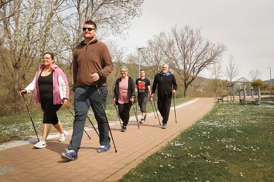 Patienten beim Nordic Walking Patienten beim Nordic Walking