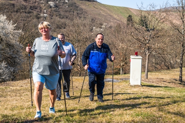 Patienten beim Nordic Walking