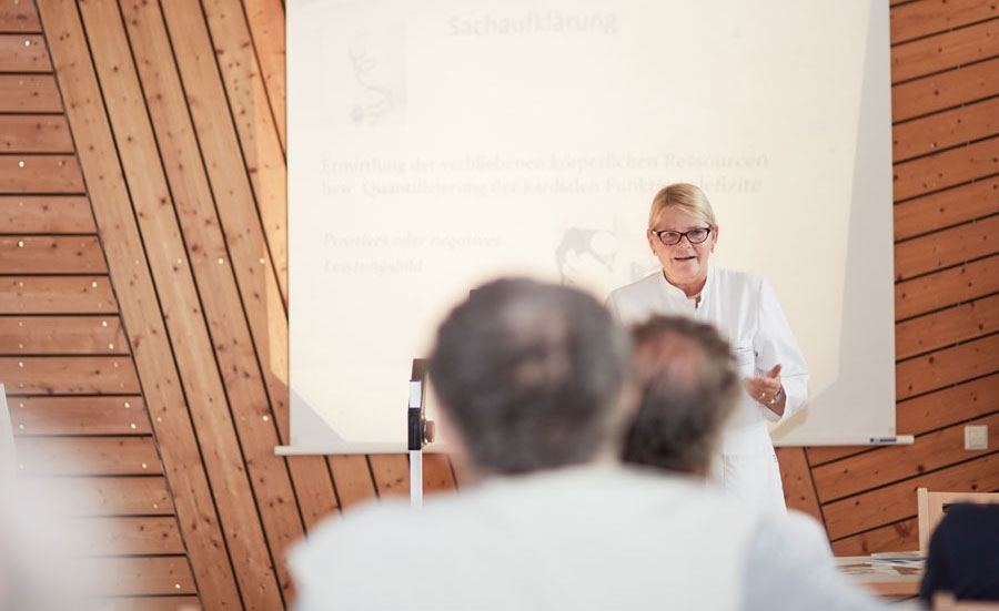 Dr. Ute Dederichs-Masius hält einen Vortrag vor Patienten Dr. Ute Dederichs-Masius hält einen Vortrag vor Patienten