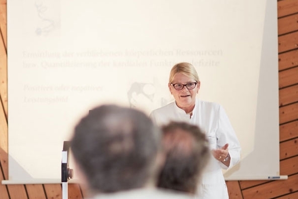 Dr. Ute Dederichs-Masius hält einen Vortrag vor Patienten Dr. Ute Dederichs-Masius hält einen Vortrag vor Patienten
