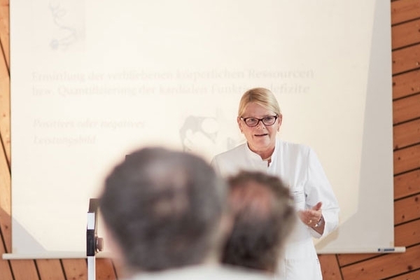Dr. Ute Dederichs-Masius hält einen Vortrag vor Patienten